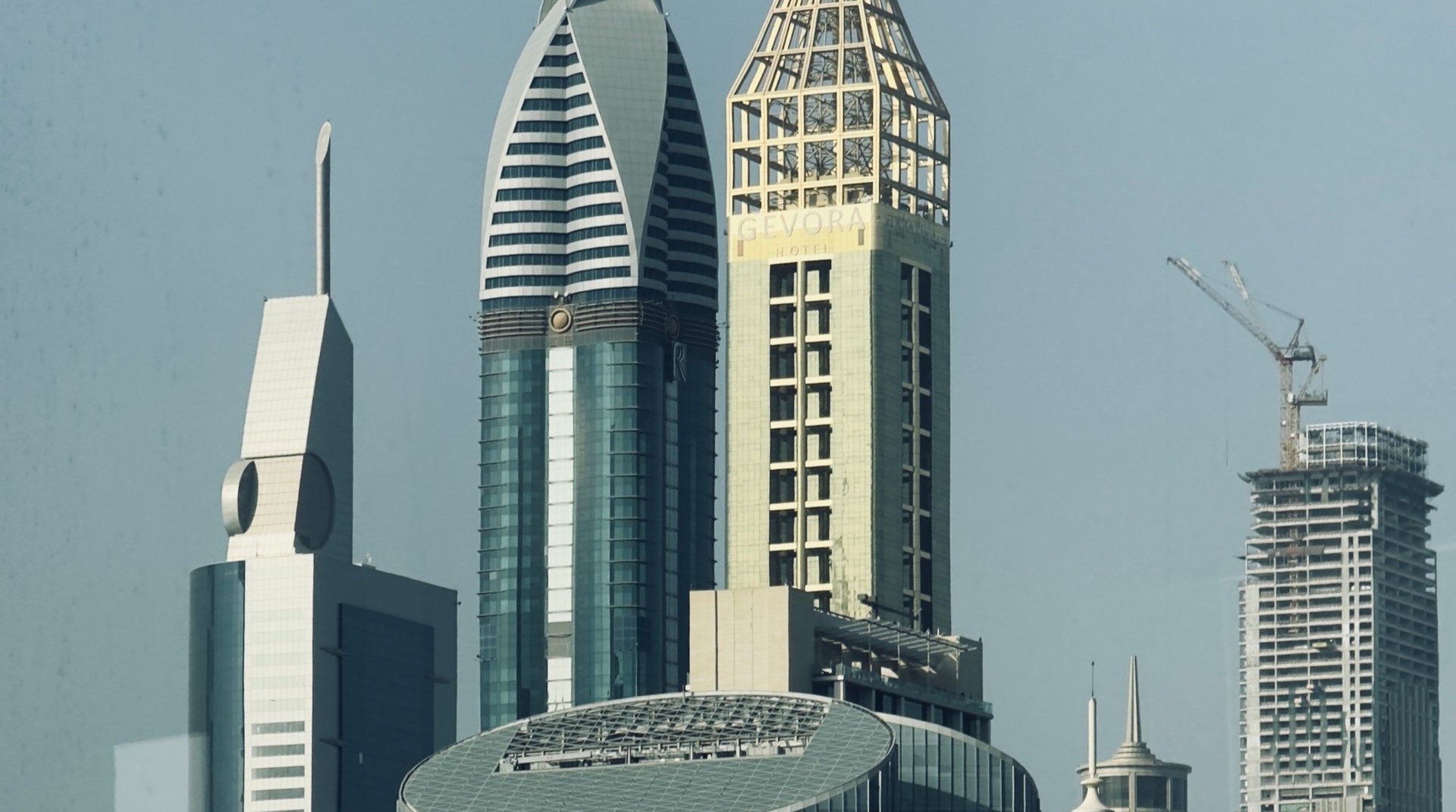 Azizi Developments Projekt in Dubai mit modernen Hochhaustürmen vor dem Stadthorizont