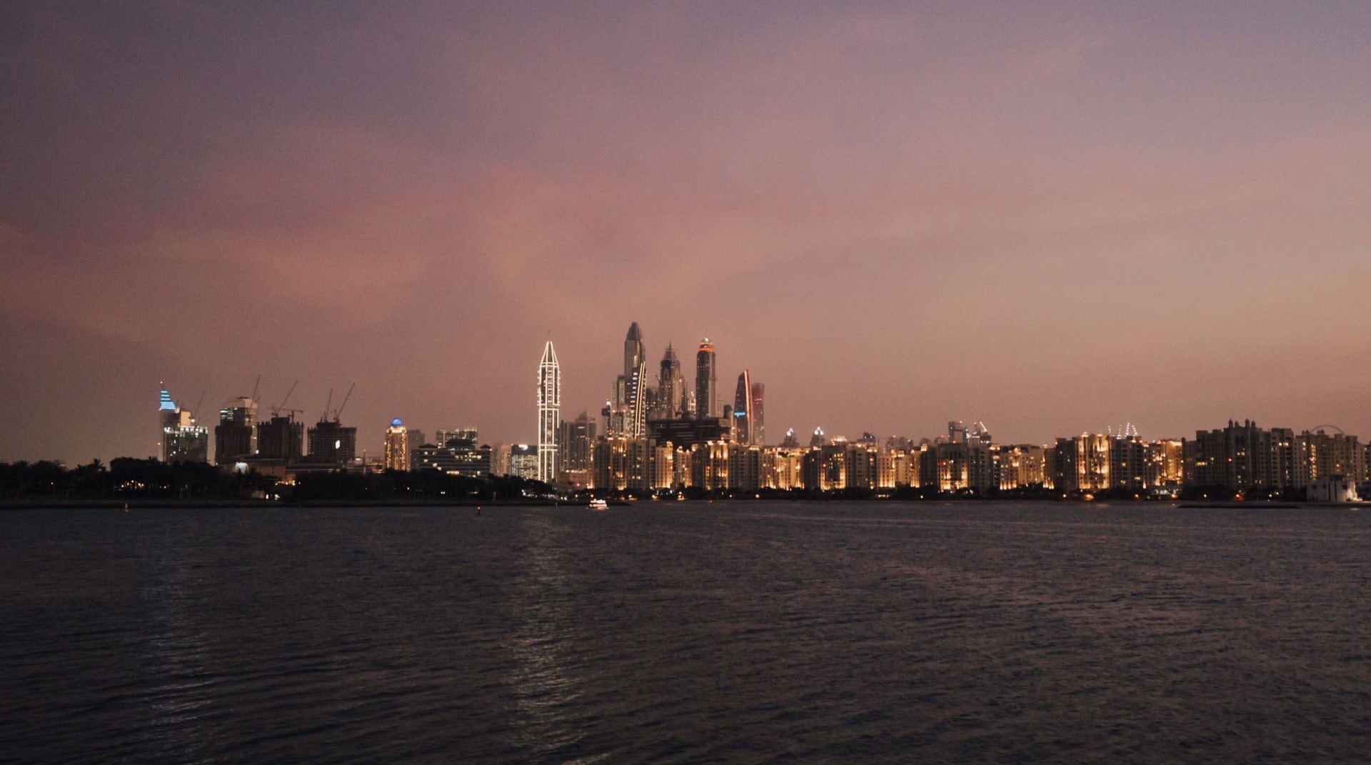 Hochhaus in der Dubai-Skyline bei Abendlicht, symbolisch für das Lifestyle-Segment im Wohnimmobilienmarkt