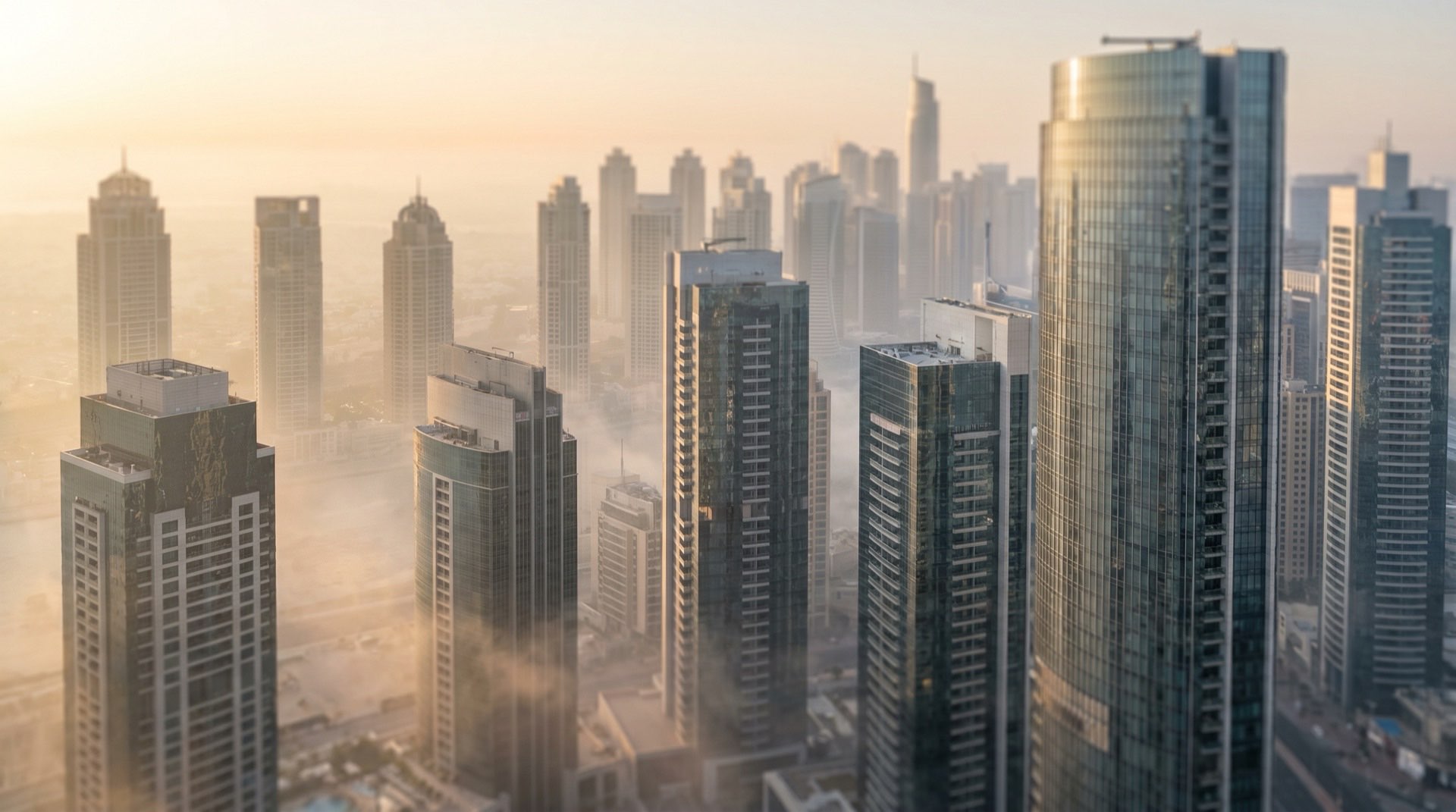 Blick auf die moderne Dubai-Skyline mit Hochhäusern und Meerblick im warmen Abendlicht, 2026