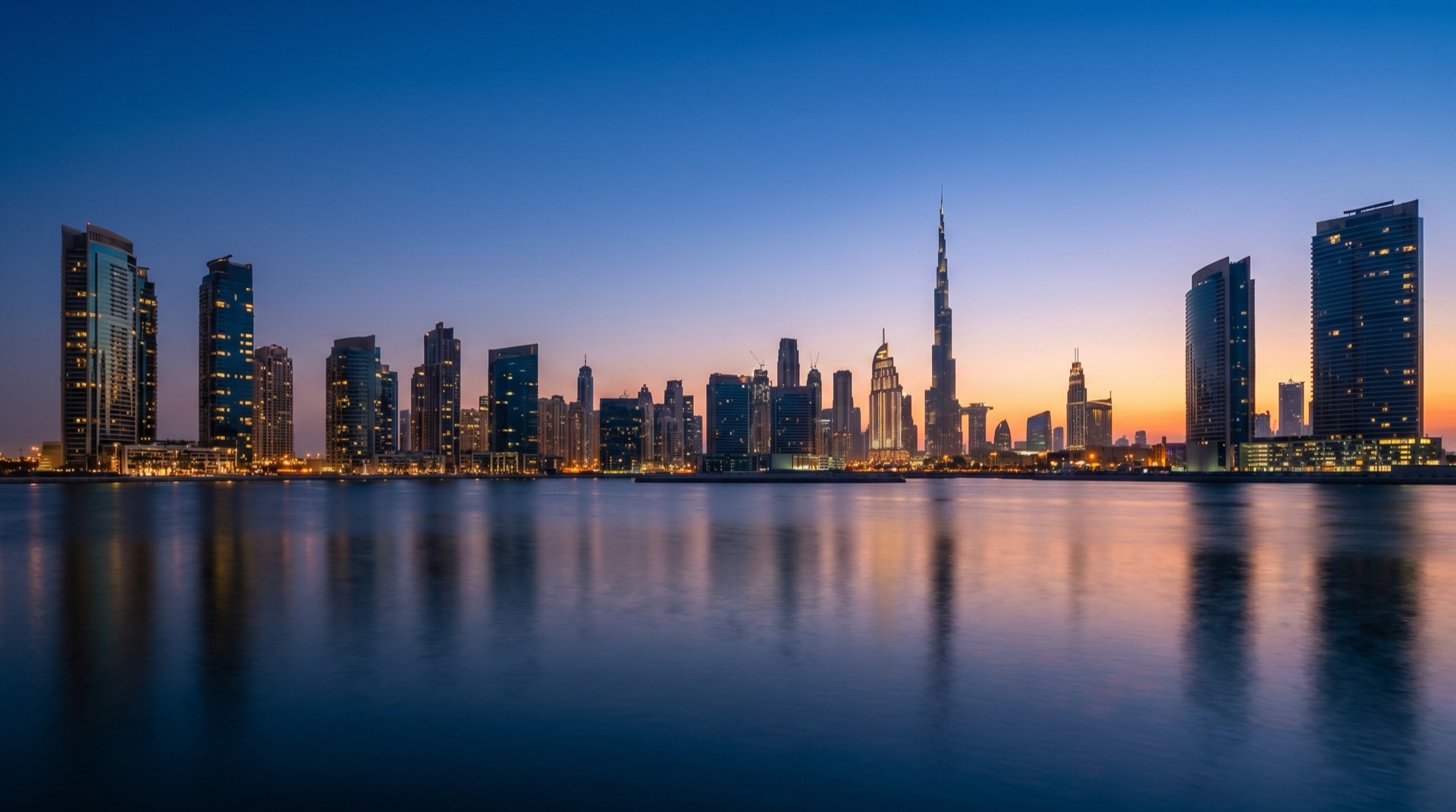 Modernes Apartmenthochhaus in Dubai im warmen Abendlicht, ruhige Komposition ohne Text