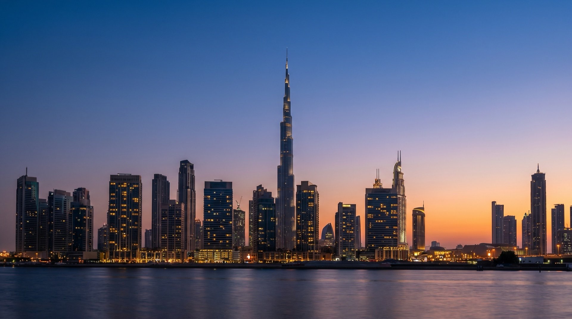 Modernes Hochhaus in Dubai Business Bay im warmen Abendlicht, Skyline im Hintergrund