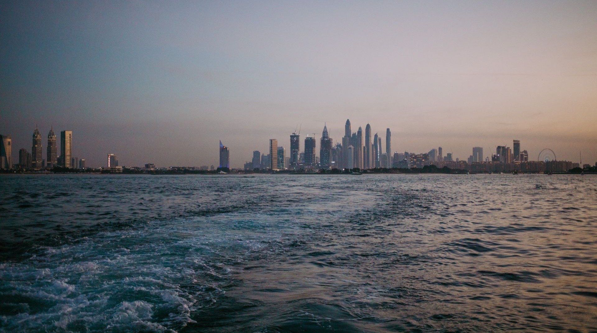 Skyline von Dubai mit Hochhausentwicklungen entlang des Creek und der Kuestenlinie