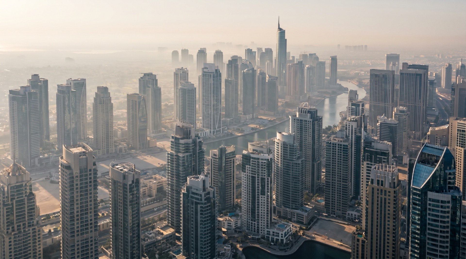 Blick aus einem modernen Dubai-Apartment auf die Waterfront-Skyline im goldenen Nachmittagslicht