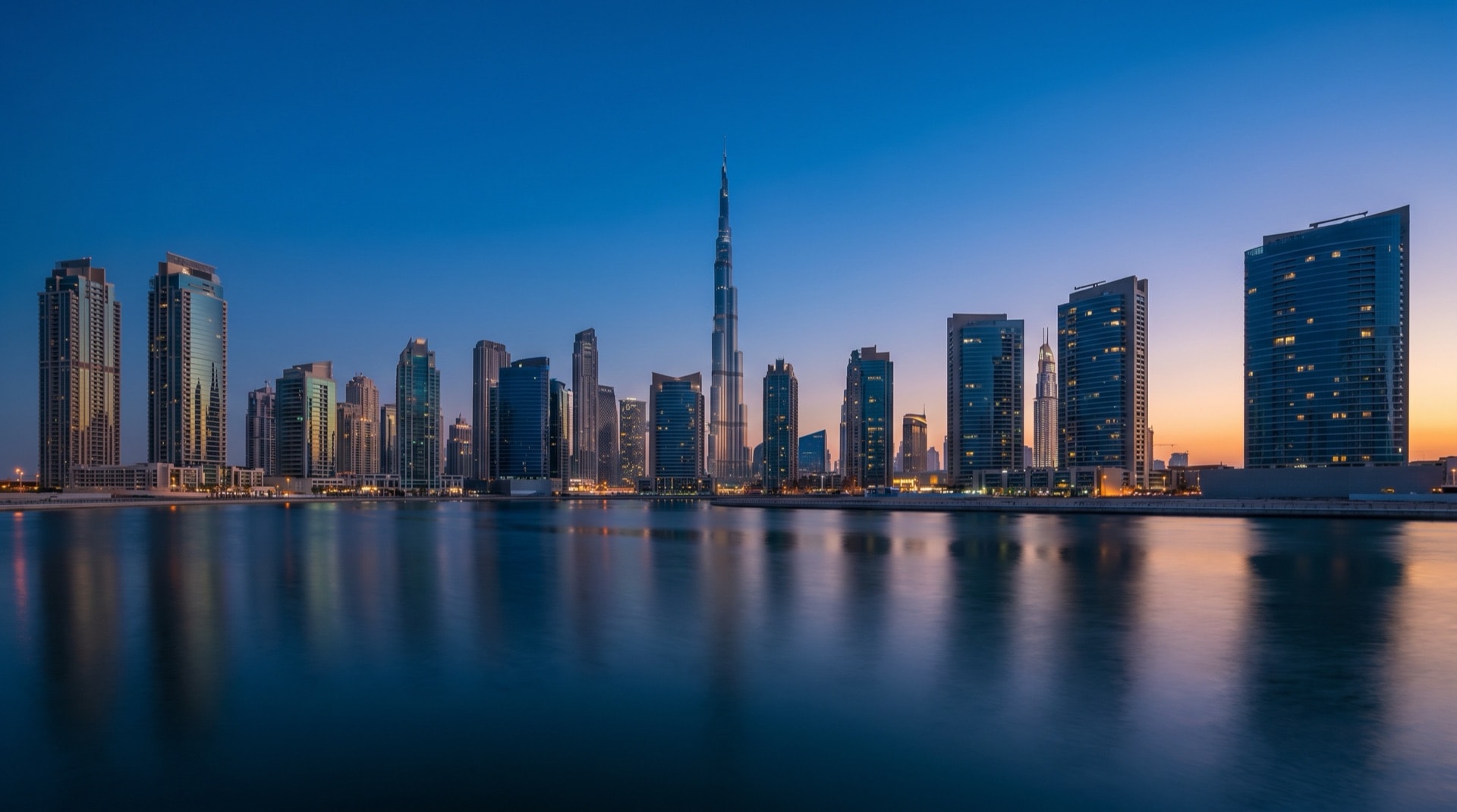 Modernes Wohnhochhaus in Dubai im goldenen Morgenlicht, ruhige Straße im Vordergrund