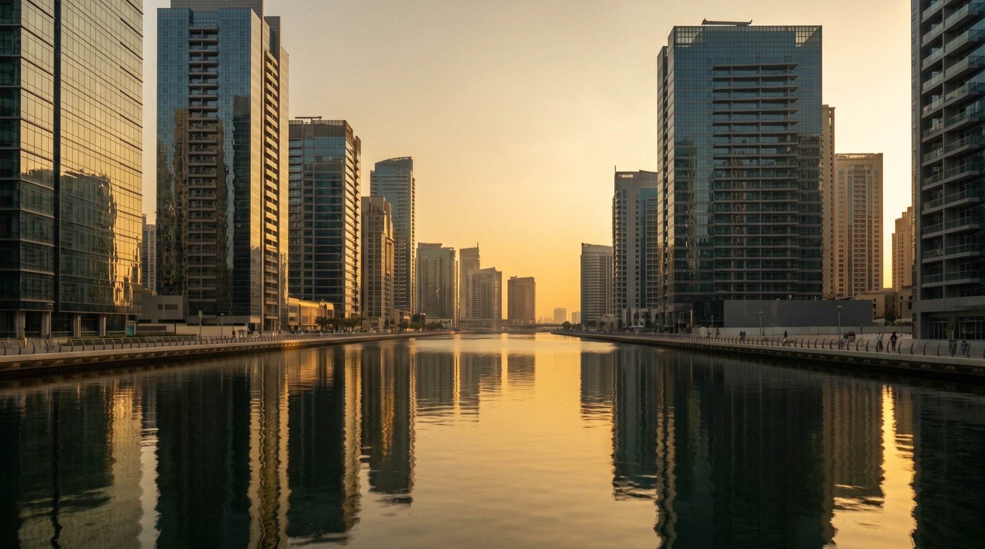 Blick aus einem Off-Plan-Bauprojekt in Dubai auf die Skyline von Downtown Dubai im goldenen Nachmittagslicht