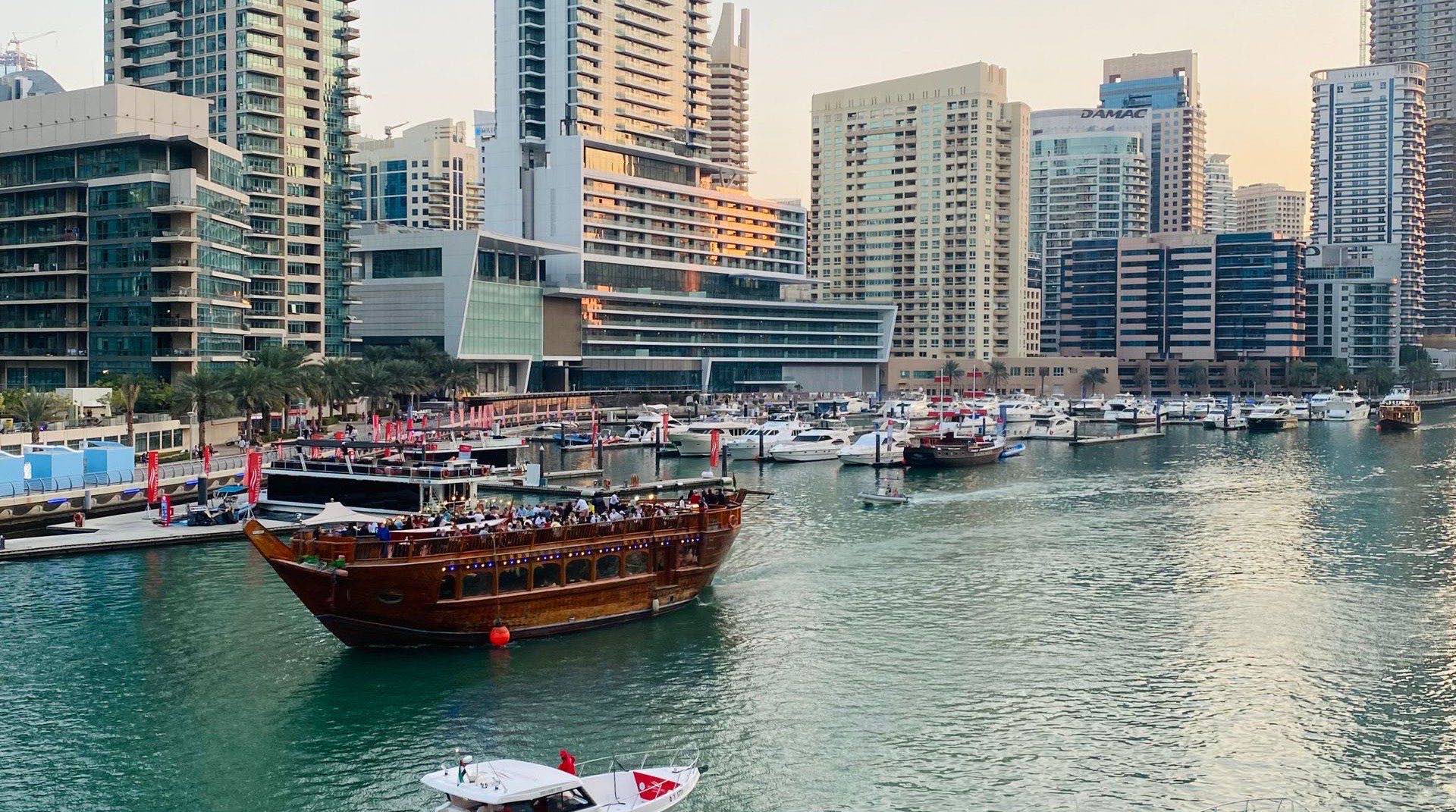 Samana Developers Apartment mit privatem Pool in Dubai, Aussenperspektive eines Wohnprojekts im mittleren Segment