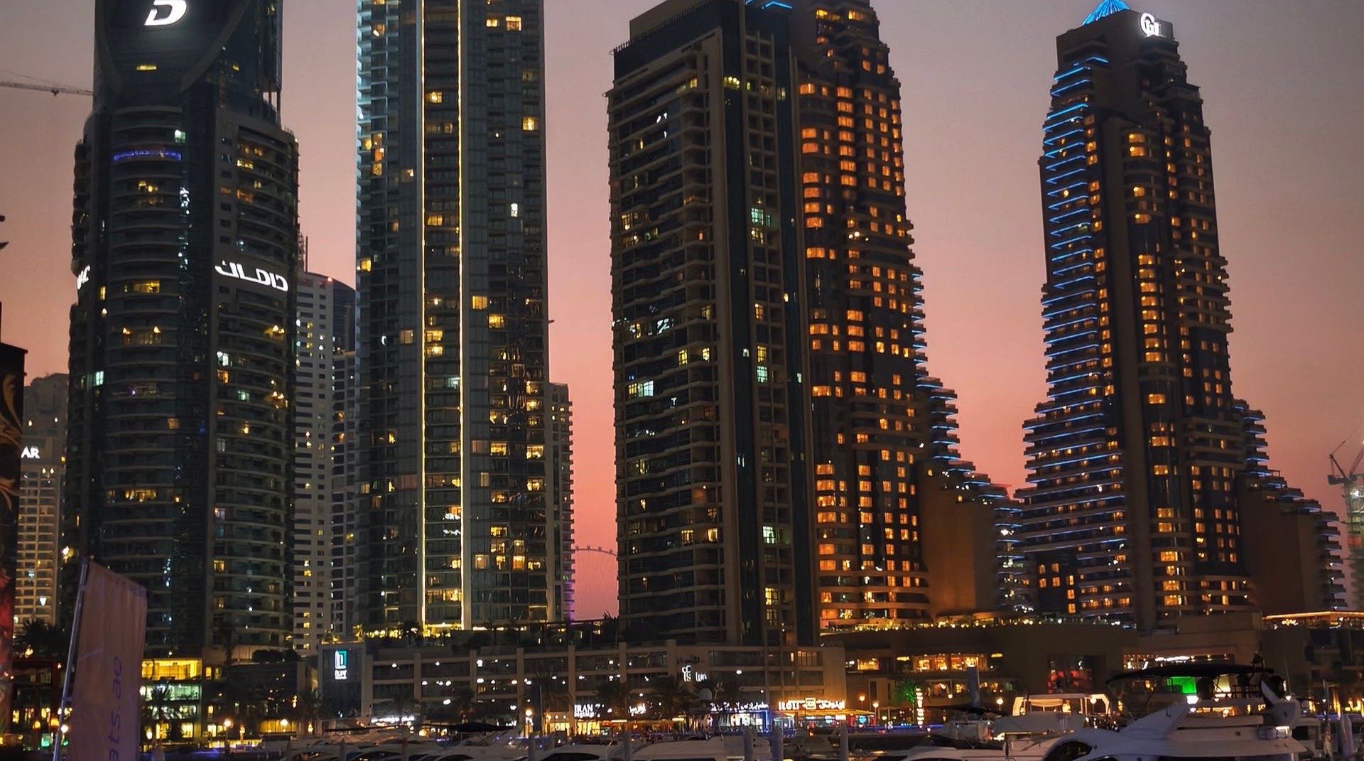 Sobha Hartland Masterplan mit Blick auf die Dubai-Skyline, gehobene Wohnbebauung am Wasserkanal